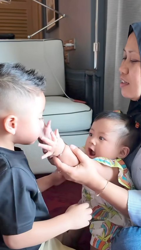 Potret Rayyanza Sedang Sakit, Badan Lemas dengan Mata Terus Berair tapi Sempat Asyik Hibur Baby Lily Sampai Ngakak