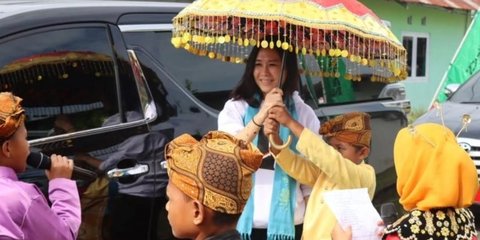 Momen Seru Veronica Tan Pose Bareng Hiu Paus Sherly di Gorontalo 'Saya Pikir Siapa'