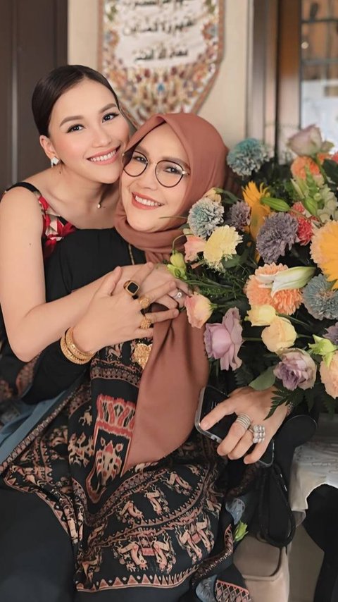 Ayu Ting Ting Jadi Artis Sukses, Keluarga Boyong 16 Orang Untuk Umrah Bareng - Bahagia Bisa Kembali ke Tanah Suci