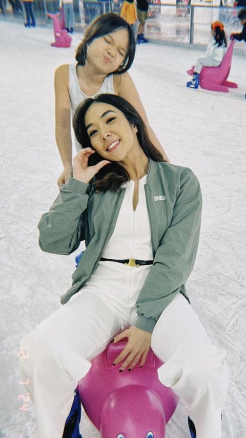 Gisel dan Gempi Tampil Kompak Penuh Keseruan Saat Ice Skating Bareng, Curi Perhatian