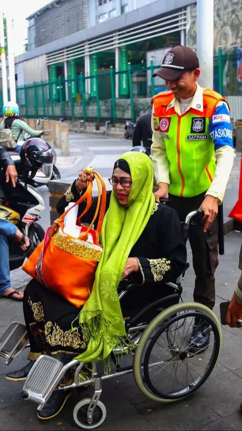 FOTO: Aksi Sigap Petugas KAI Commuter Line Layani Penumpang Lanjut Usia