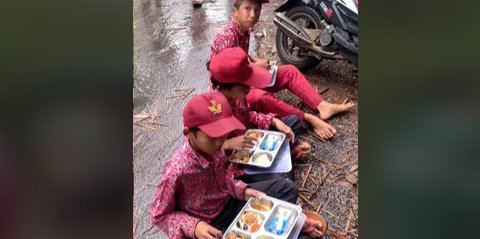 Tak Hanya Kota, Anak-Anak Sekolah di Kampung Ini Begitu Asyik Makan Siang Gratis dari Program Presiden Prabowo