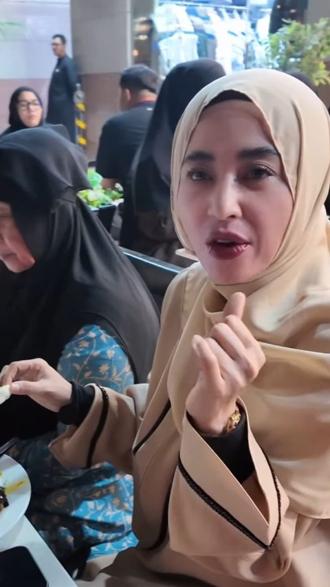 Dewi Perssik Nikmati Liburan di Turki Seusai Umrah, Tampilannya Dipuji Makin Awet Muda