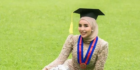 7 Potret Anggun Nurul Kamaria Istri Angga Wijaya yang Baru Lulus Jadi Sarjana