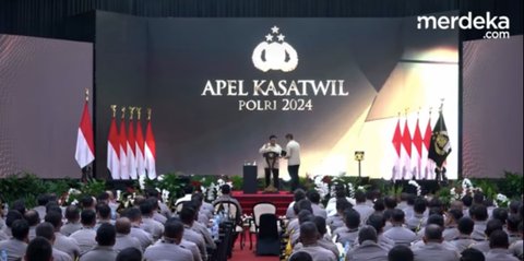 Saat Seskab Mayor Teddy Sigap Seketika Lari Kencang Naik ke Podium, Paham Kode Jari Presiden Prabowo