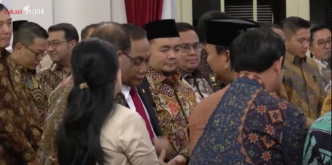 Berdiri Hormat Dua Pentolan PDIP Puan & Komandan Bambang Pacul saat Didekati Prabowo-Gibran di Istana