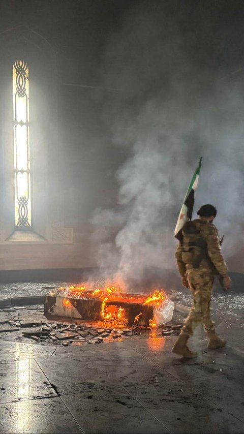 FOTO: Penampakan Makam Mewah Ayah Bashar Al-Assad Dibakar Pejuang Pemberontak