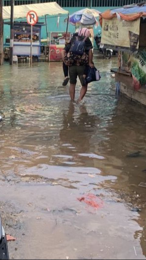 Banjir Rob Kembali Rendam Muara Angke, Warga Mengeluh Sulit Melintas Karena Air Tinggi