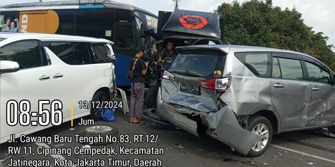 Kecelakaan Beruntun di Tol Dalam Kota, Alphard & Innova Ringsek