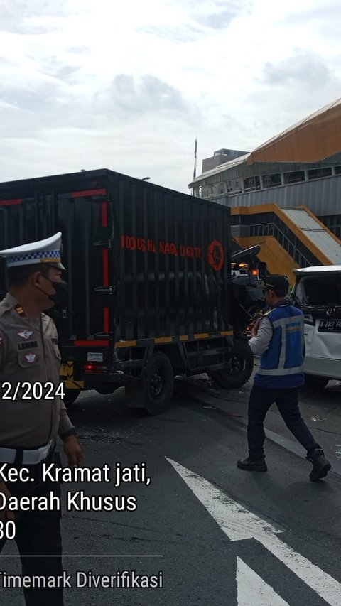 Kecelakaan Beruntun di Tol Dalam Kota, Alphard & Innova Ringsek