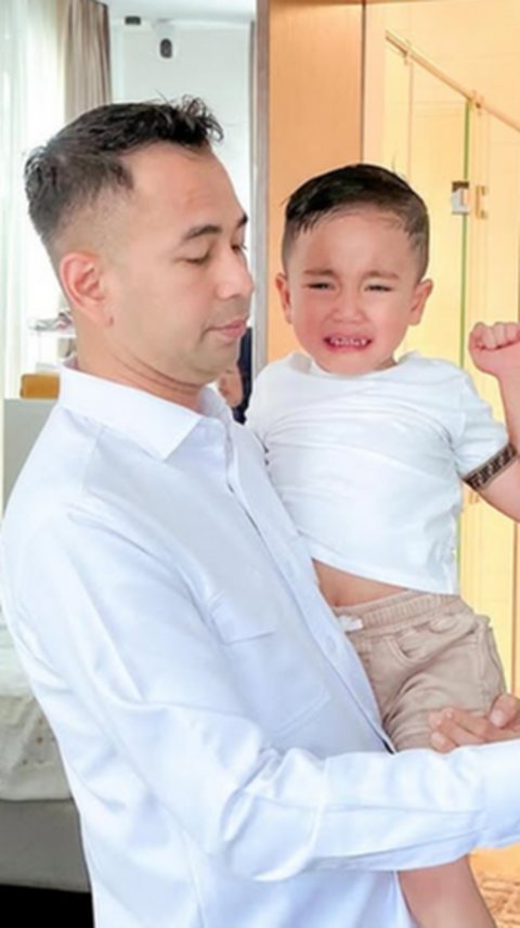 Potret Rayyanza Cipung Nangis saat Digendong Raffi Ahmad Malah Disebut Menggemaskan, Netizen 'Dia Masih Bayi Guys'