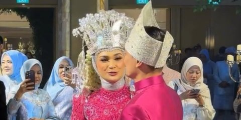 Romantis Banget, Potret First Dance Zumi Zola dan Putri Zulhas di Resepsi Pernikahannya - Cium Kening Mesra