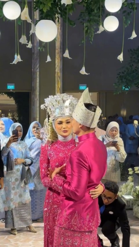 Romantis Banget, Potret First Dance Zumi Zola dan Putri Zulhas di Resepsi Pernikahannya - Cium Kening Mesra