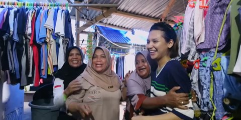 Potret Indah Permatasari Thrifting Baju di Kampung Halaman Arie Kriting, Ramai Jadi Sorotan Sampai Dipeluk Ibu-ibu