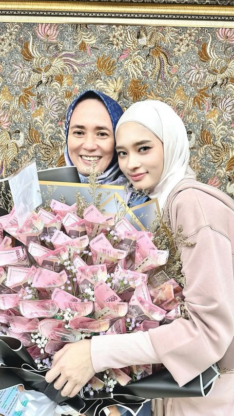 Jarang Sekali Tersorot, Potret Ibunda Inara Rusli Cantiknya 11 12 dengan Sang Putri - Wajah Mungil & Berkulit Putih