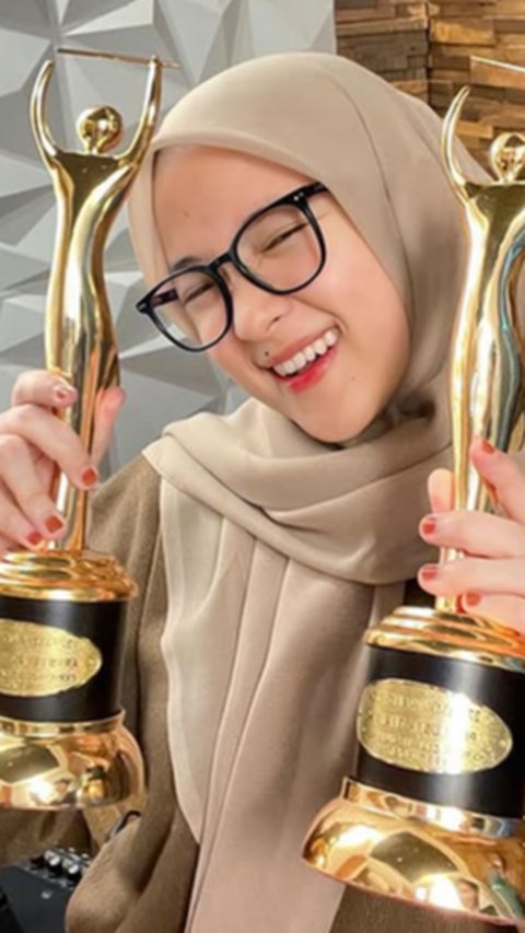 Potret Nissa Sabyan Pamer Piala Penghargaan, Netizen Salfok Soal Cincin Nikah