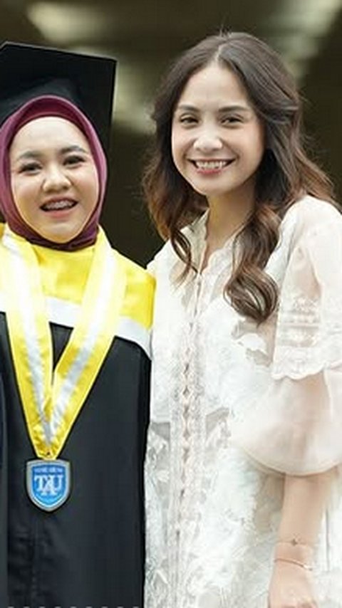 Cantiknya Nagita Slavina Hadiri Wisuda Lala Pengasuh Rafathar, Outfit Simple nan Anggun & Tenteng Tas Mungil