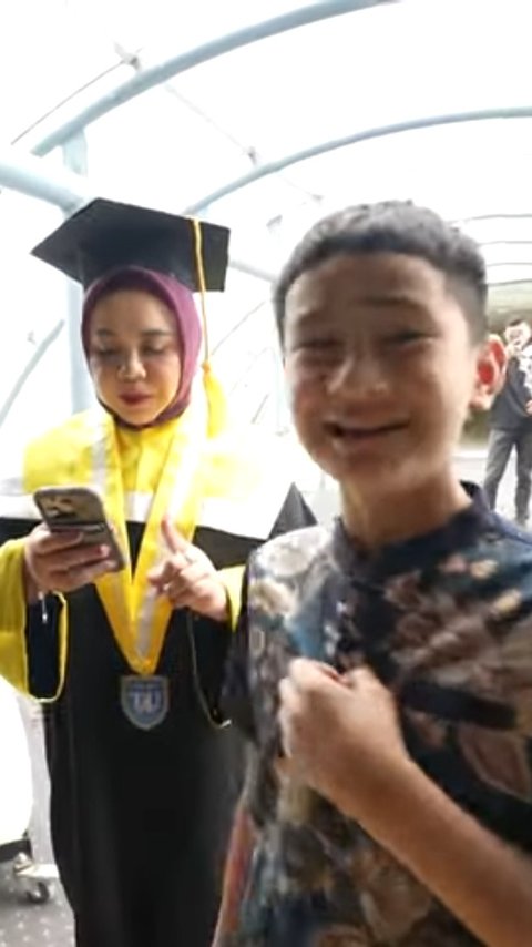 Disinggung Rafathar Soal Make Up Saat Wisuda, Lala 'Masa Mbak Lala Jelek? Gimana Sih, Repot Loh!'