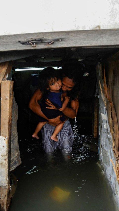 FOTO: Nestapa Warga Muara Angke Sudah Empat Hari Dikepung Banjir Rob, Kini Tingginya Capai 1,3 Meter