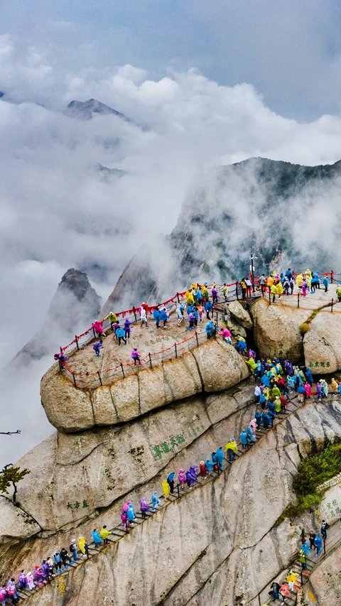 Di China Ada Jasa Sewa Teman Naik Gunung, Makin Tampan Makin Mahal