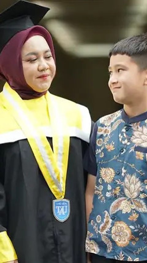 7 Momen Manis Wisuda Mbak Lala Pengasuh Rafathar yang Dapat IPK 3,57, Didoakan Netizen Segera Naik Gaji