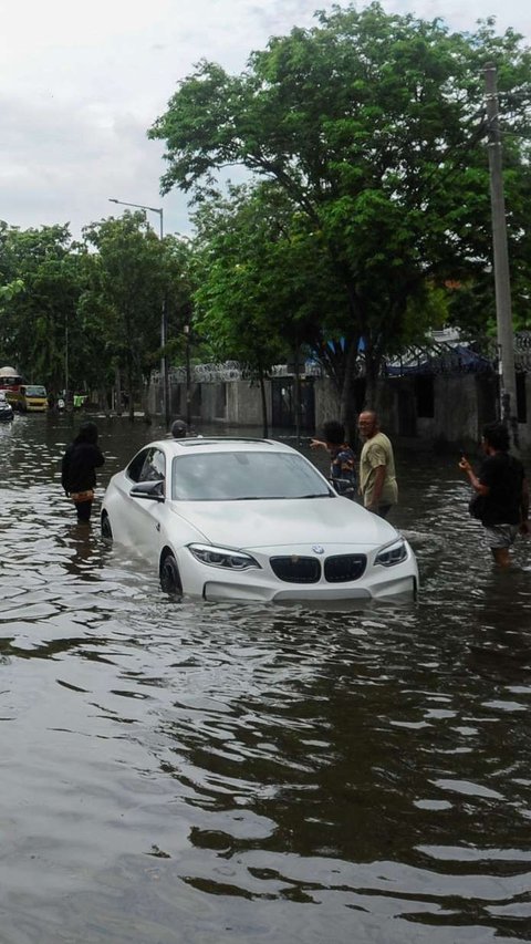 FOTO: Penampakan Mobil Mewah Mogok Saat Terjang Banjir Rob di Jakarta