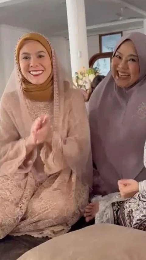 6 Potret Cantik Anggun Wulan Guritno dan Tissa Biani Berhijab saat Syuting Film 'Norma: Antara Mertua dan Menantu'