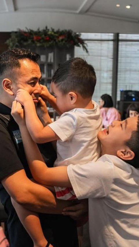 Gemas Maksimal! Potret Rayyanza Tak Henti Cubit Pipi Raffi Ahmad, Rafathar Sempat Ikuti Tingkah Lucu Sang Adik