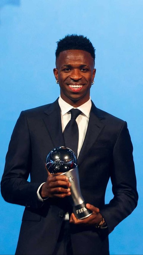 FOTO: Gaya Vinicius Jadi Pemain Terbaik FIFA 2024