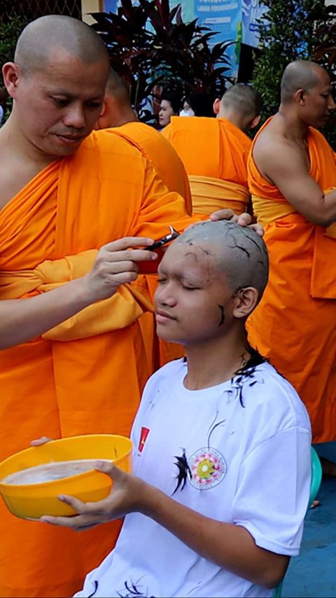 FOTO: Intip Ratusan Calon Bikkhu Jalani Ritual Cukur Rambut