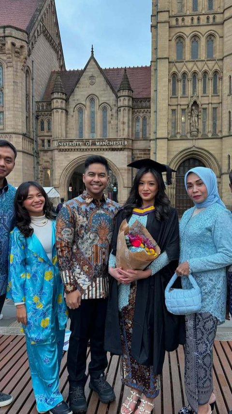 Potret Cantik Amel Carla Hadiri Wisuda S2 Sang Kakak di Luar Negeri, Sekeluarga Dipuji Cerdas Semua