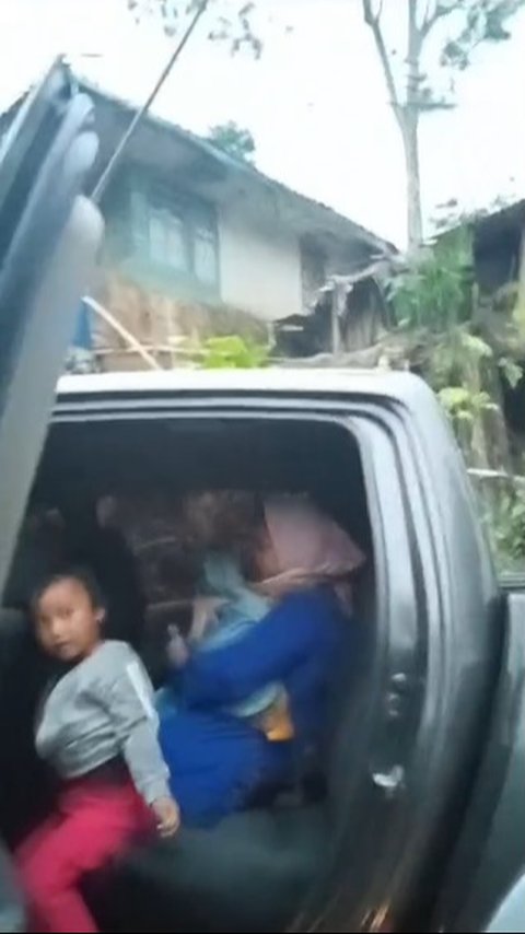 Aksi Heroik Polisi Evakuasi Ibu Baru Melahirkan & Bayinya yang Terjebak di Kemacetan Panjang Longsor Garut