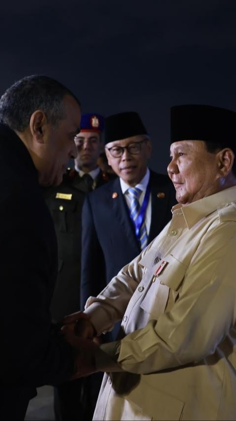 VIDEO: Senyum Mayor TNI Teddy Lihat Prabowo Diberi Bunga Anak Indonesia di Kairo