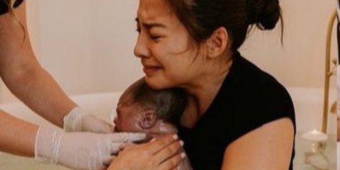 Akhirnya Terungkap, Ternyata Ini Alasan Nikit Willy Melahirkan di Los Angeles dengan Metode Water Birth