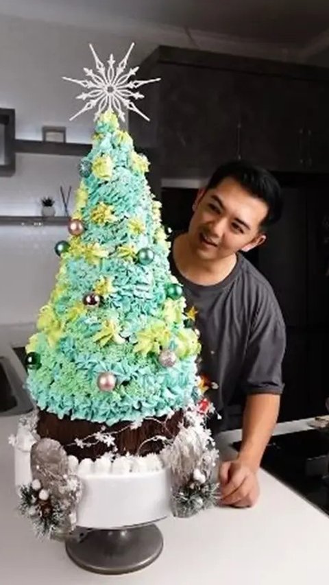 6 Potret Kue Pohon Natal Buatan Nicky Tirta yang Cantik Banget, Sayang Buat Dimakan