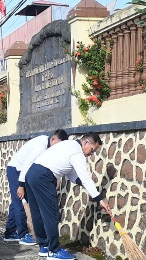 Dipimpin Letkol, Prajurit TNI AL Ramai-Ramai Datangi Gereja dengan 'Bersenjatakan' Sapu