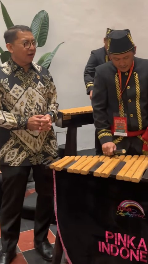 Momen Menteri Nyanyi Diiringi Alat Musik Warisan UNESCO, ‘Dipuji Gak Terbang, Disuruh Nyanyi Gas Bang’