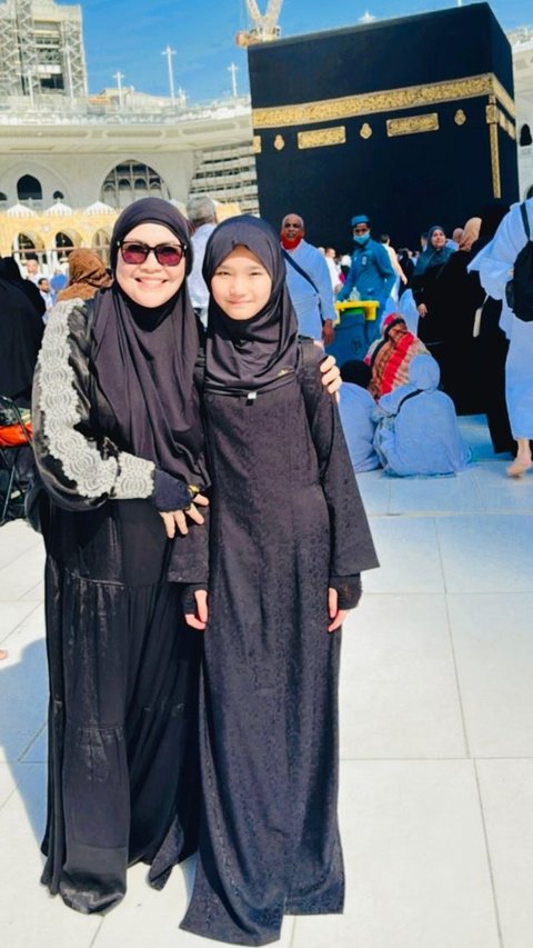 Penampilannya Bikin Adem, Potret Bilqis Anak Ayu Ting Ting Tampil Pangling saat Umrah, Cantik Berhijab Ramai Dipuji