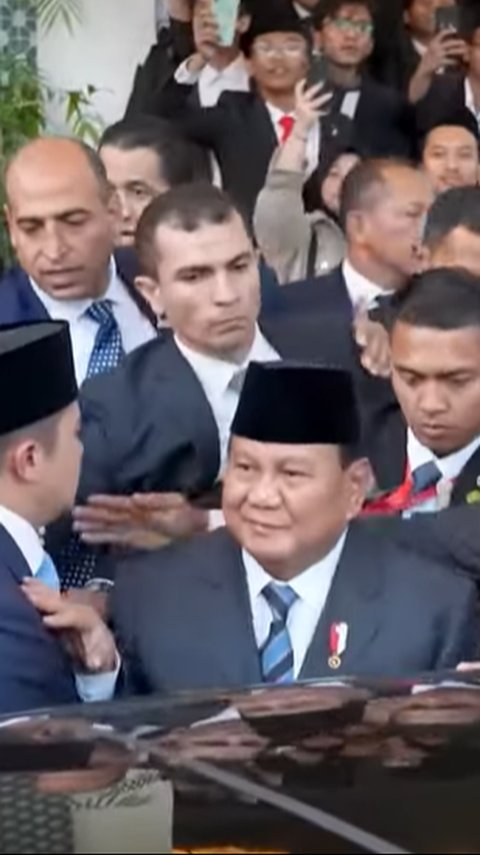 VIDEO: Detik-detik Prabowo Nyaris Jatuh saat Dikerumuni Mahasiswa di Kairo