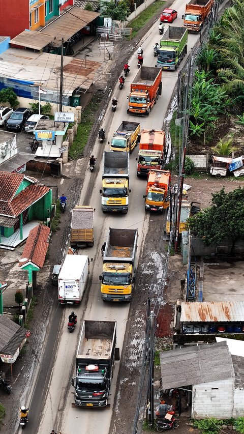 FOTO: Penampakan Antrean Truk Tambang di Parung Panjang