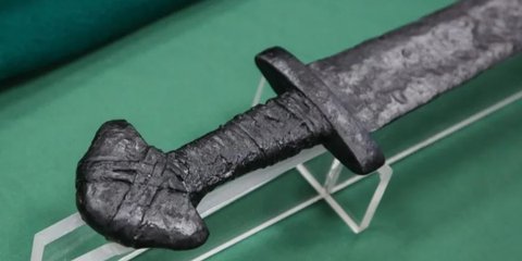 Sedang Berenang di Sungai Kedalaman 1,2 Meter, Pegawai Museum Temukan Pedang Viking dari Abad ke-9