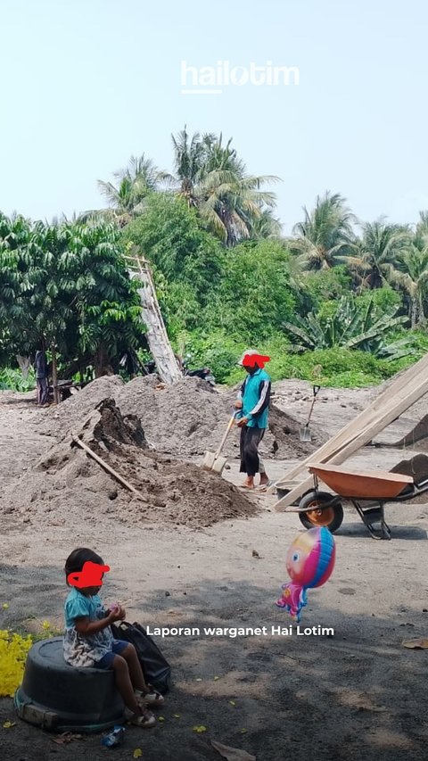 Potret Miris Buruh Pengayak Pasir Bawa Anak Balitanya ke Tempat Kerja, Panas-panasan Sering Tak Dapat Uang