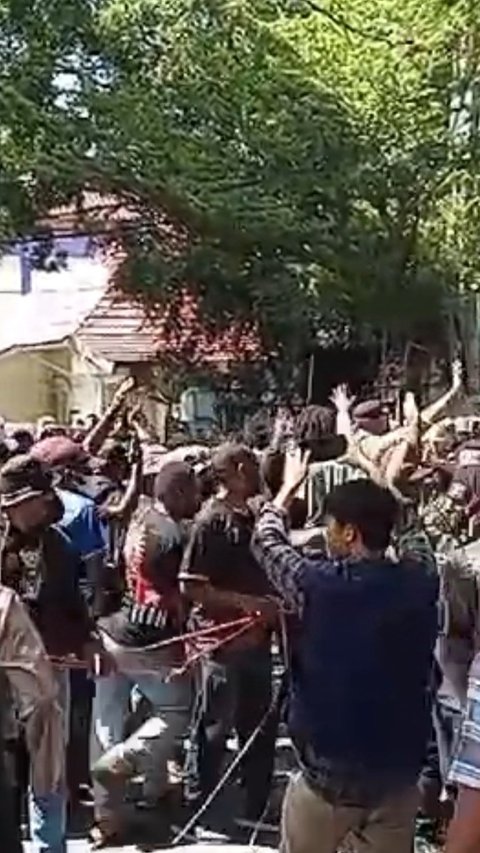 Demo HUT Papua Merdeka di Makassar Ricuh, Dua Polisi Terluka