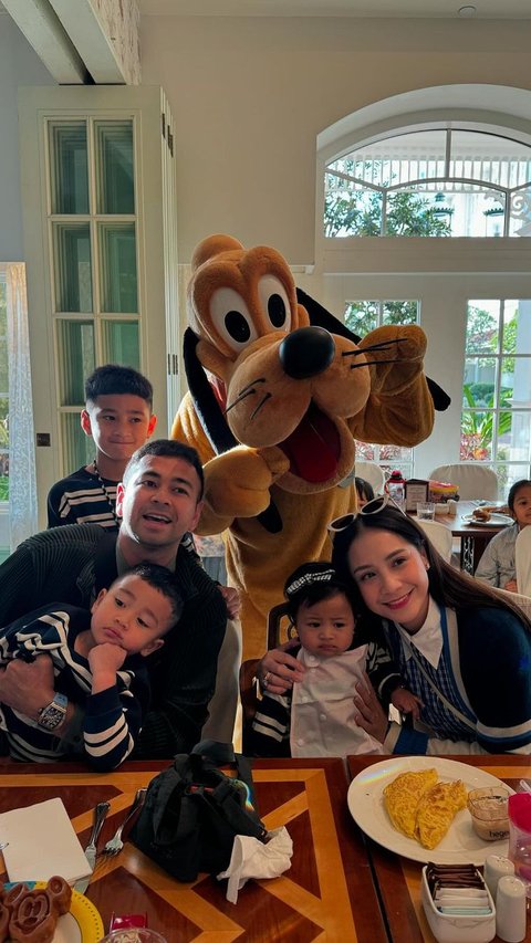 Potret Rayyanza Rayakan Ultah di Disneyland Hong Kong, Gemas Pakai Baju Kembar dengan Rafathar dan Lily