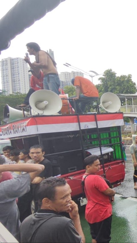 Massa Gelar Demo di KPU Jakarta, Beberkan Tuduhan Kecurangan Demi Menangkan Pramono-Rano