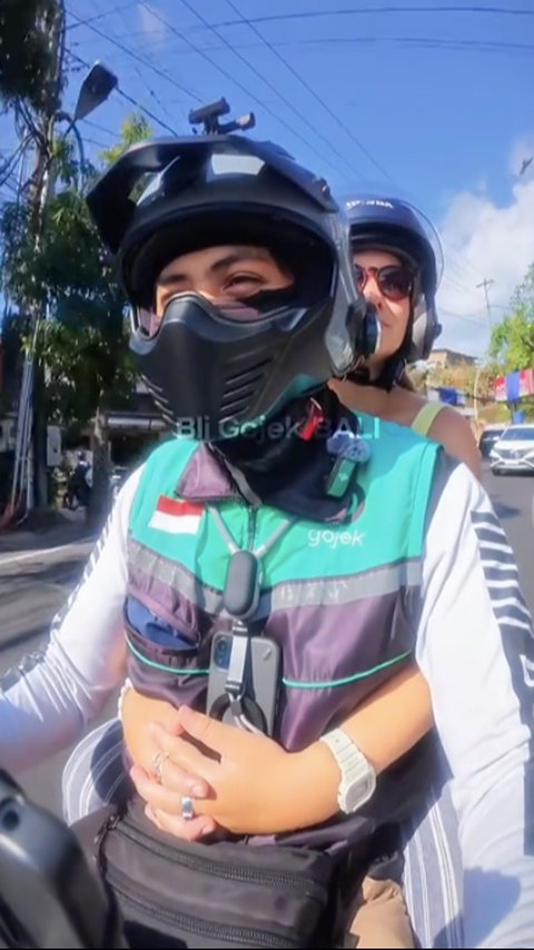 Driver Ojol di Bali ini Sukses Bikin Netizen Iri, Bonceng Bule Cantik Dipeluk Erat Banget