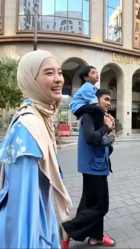 6 Potret Kebersamaan Inara Rusli dan Hendra Zayn saat Umrah Bareng Anak-Anak, Sudah Ta'aruf?