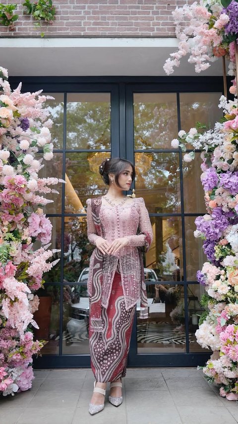 Intip 5 Model Rok Kebaya Modern ala Fuji, Inspirasi Fashion Kekinian yang Bisa Dicoba