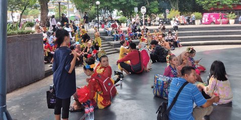 Sudah Dandan, Latihan & Datang Sejak Pagi, Ratusan Penari Cilik Kecewa Gagal Pentas Langsung Geruduk Kantor Gubernur