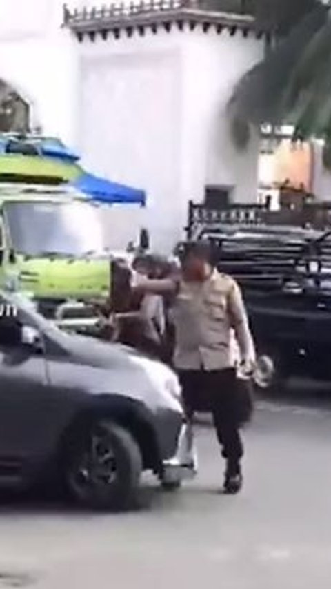 Rekaman Video Polisi di Ambon Banting Pemobil di Tengah Jalan, Cuma karena Diprotes Naik Pitam